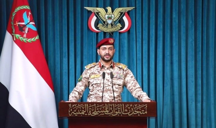 القوات المسلحة تستهدف سفينة إنزال سعودية وزوارق مرافقة بالبحر الأحمر ومخزن أسلحة بمأرب